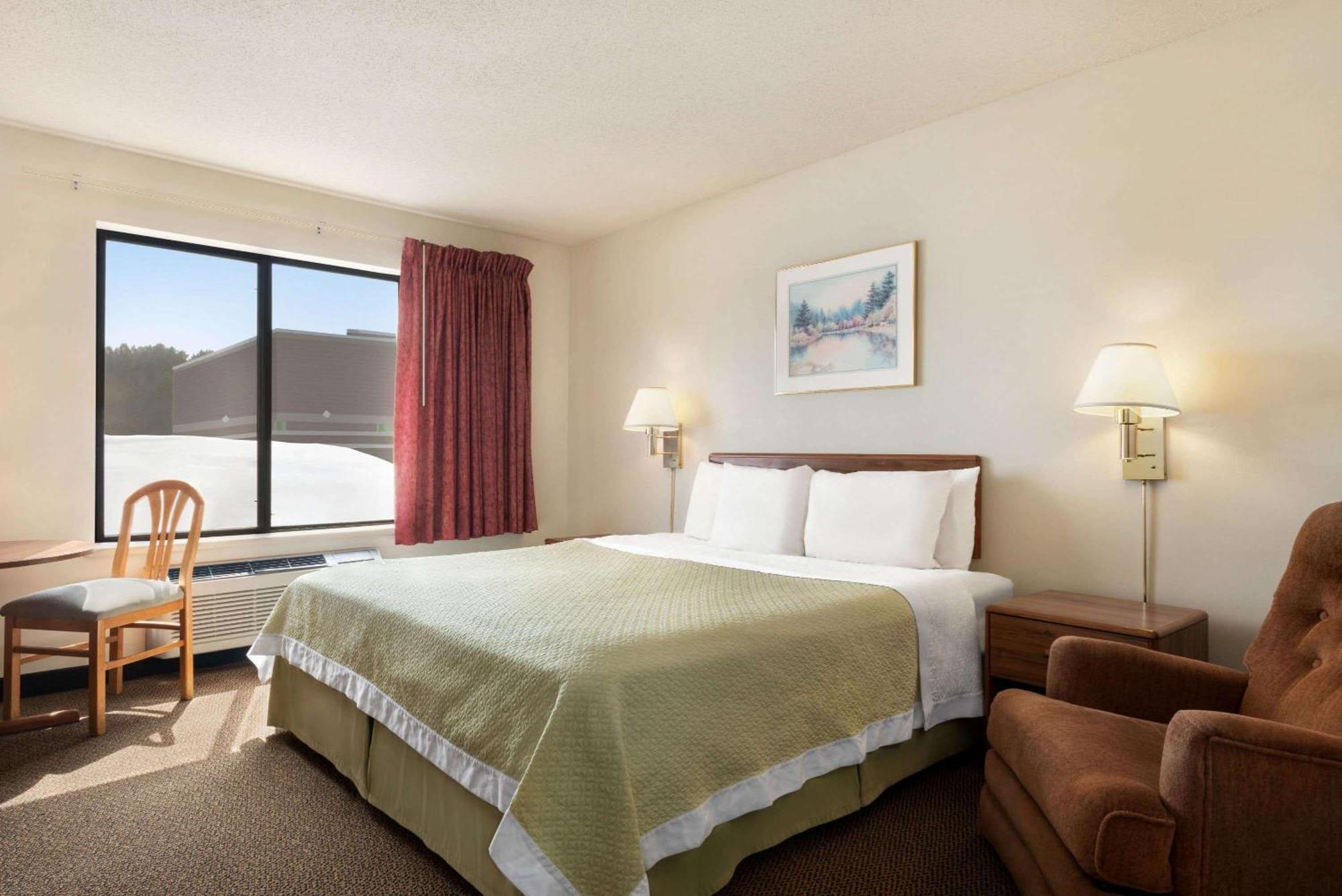 Days Inn By Wyndham Eagle River Exterior photo